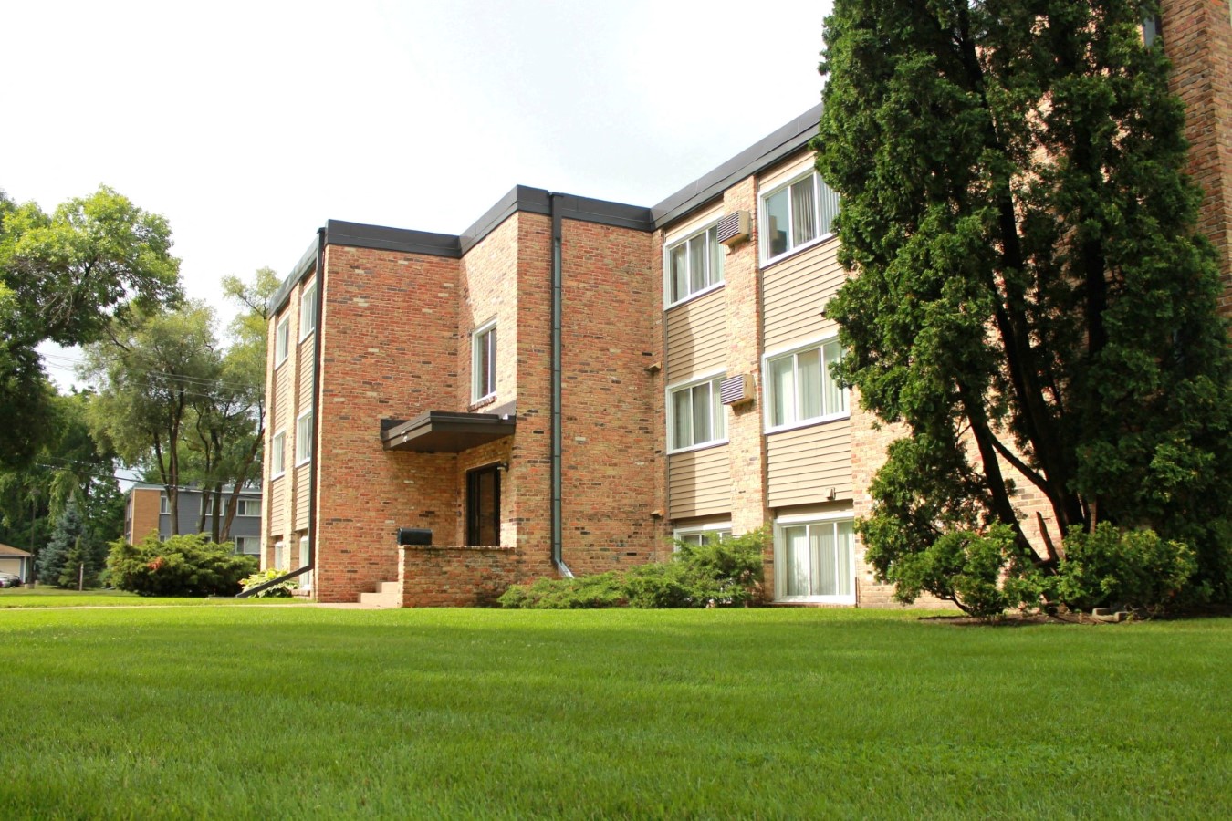 8940 Wentworth Apartments Apartments in Bloomington, MN